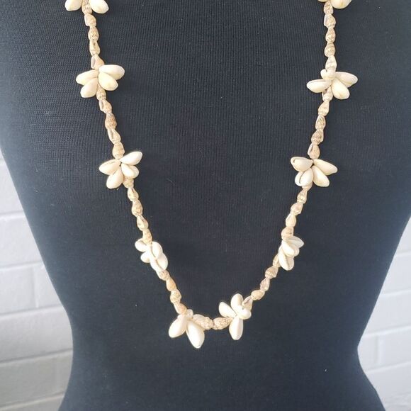 Vintage Hawaiian Shell Necklace - Picture 2 of 3